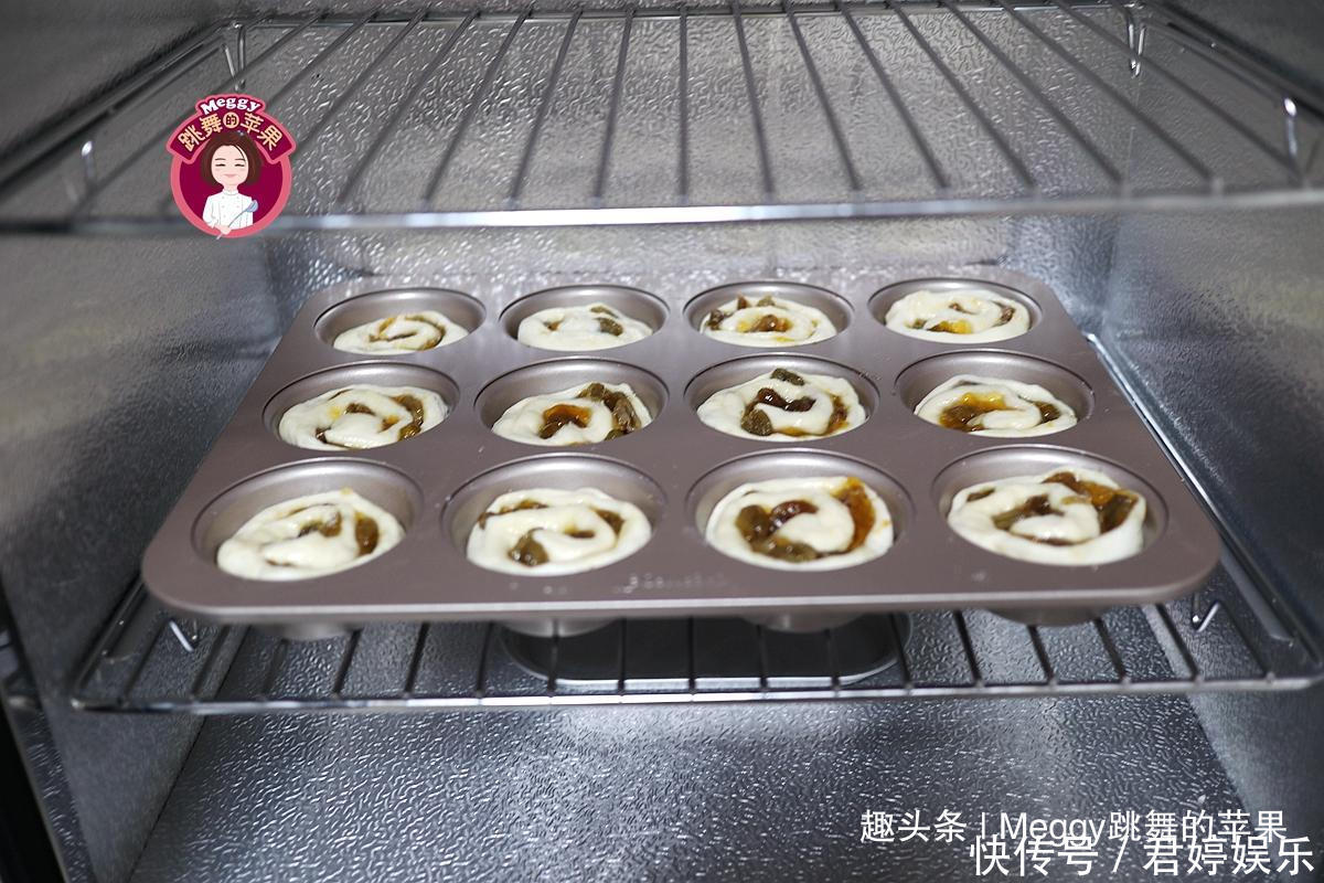 柔软香甜的小面包,加1把果干,儿子特爱吃,外面根本买不到