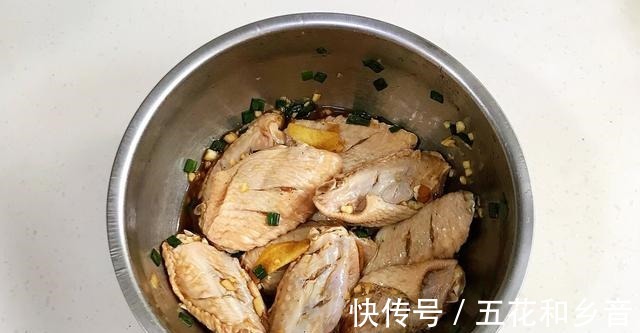 炸鸡|香到舔手指的蒜香炸鸡翅，制作简单，口感丰富！