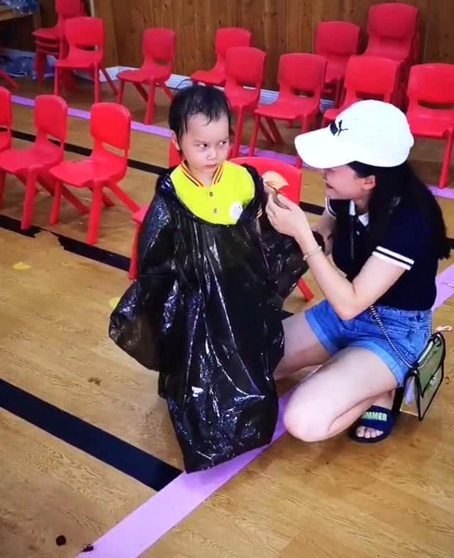 场景|妈妈忘了女儿的亲子活动，宝宝坚持到最后，妈妈赶到时场景太暖心