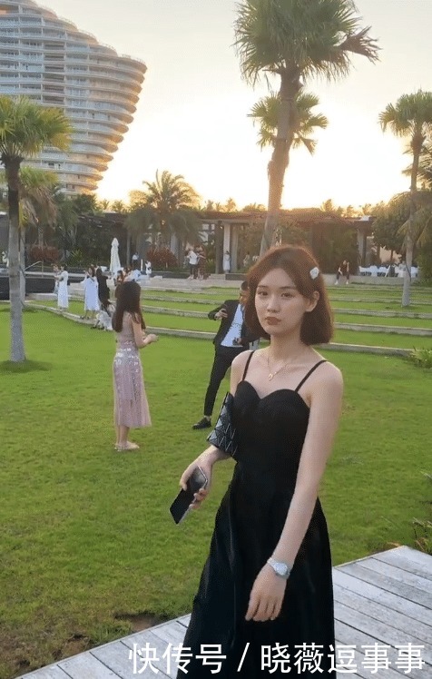 户外穿着吊带连衣裙的美女,嘟嘴的样子太可爱