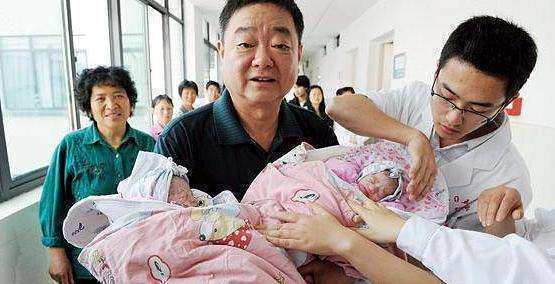 护士|26岁产妇顺产双胞胎，护士抱来孩子，爸爸吓得大声叫医生