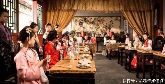 贾宝玉|贾府里有一道特殊的菜,只有贾母一人能吃,仔细品味有点残忍!