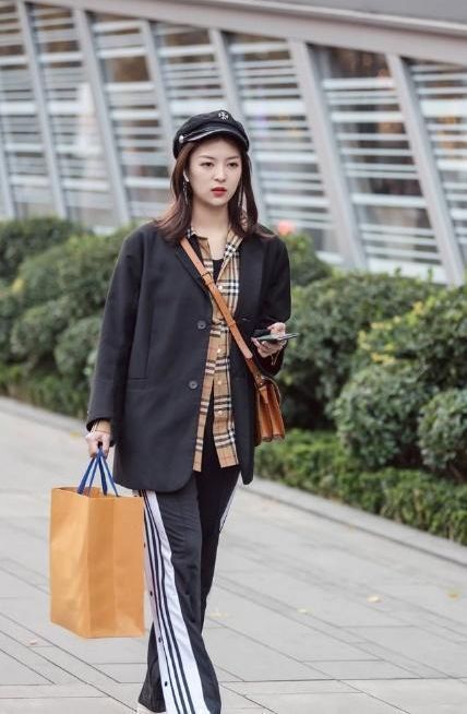 清秀|街拍:身材出众傲人的小姐姐,容颜清秀甜美真耐看