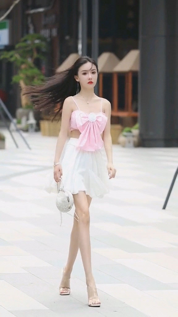 穿搭|街拍：粉红蝴蝶结甜心公主，少女气质尽显，可爱穿搭超甜美