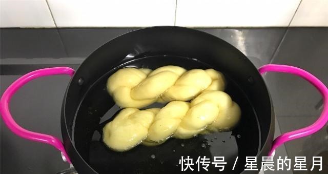 面包|教你一种麻花新做法,做法简单特好吃,比面包还松软,越嚼越香!