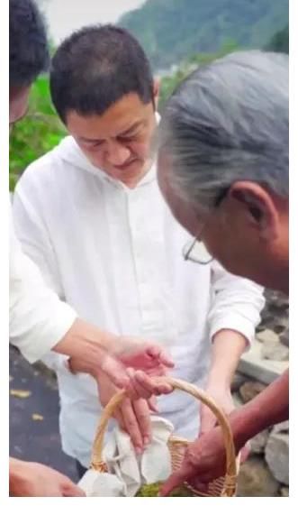 團隊|李亞鵬正面回應質疑，否認挖走李子柒團隊，一臉無辜：這從何說起？