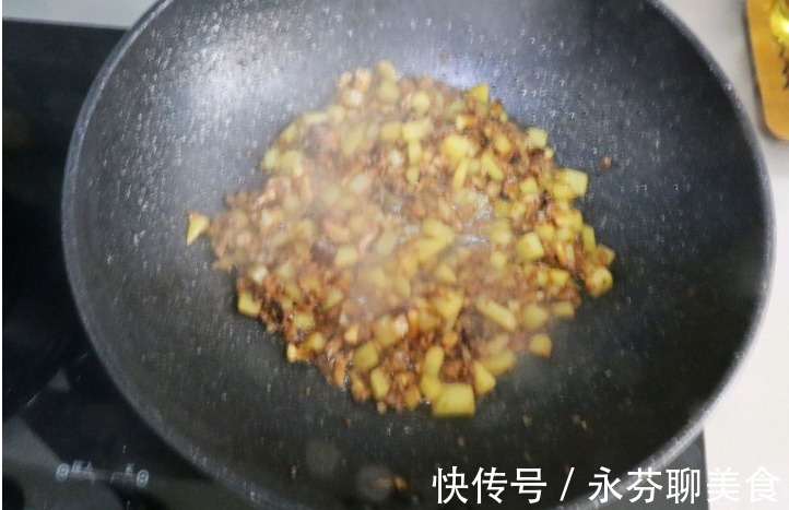 菇面|好吃到舔盘的土豆肉末拌面,酱香浓郁,一碗根本就不够吃
