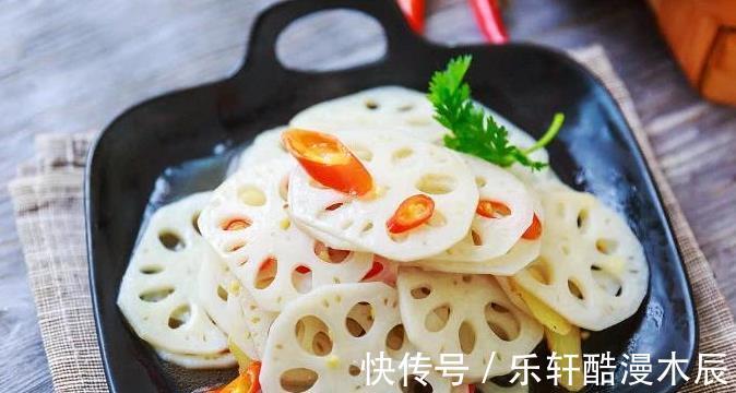 凉拌藕片|做凉拌莲藕焯水时多加一个料，莲藕不发黑，片片白净，更加脆爽