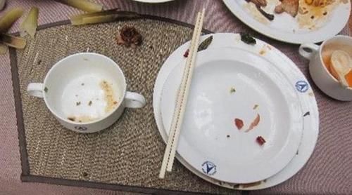 盘子|喂完孩子盘子都空了,90后宝妈掀翻饭桌,丈夫反手给妻子一巴掌