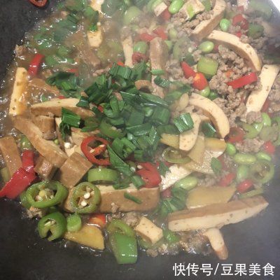 餐桌上的保留项目辣椒炒香干肉沫，隔段时间就做一次