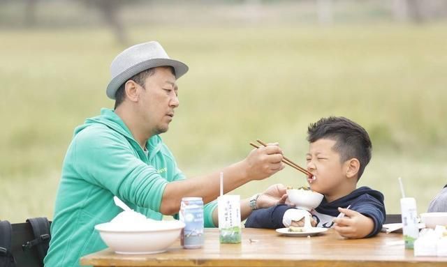 孩子注意力|孩子自主进食前，如何正确喂饭？很多妈妈第一步就做错了