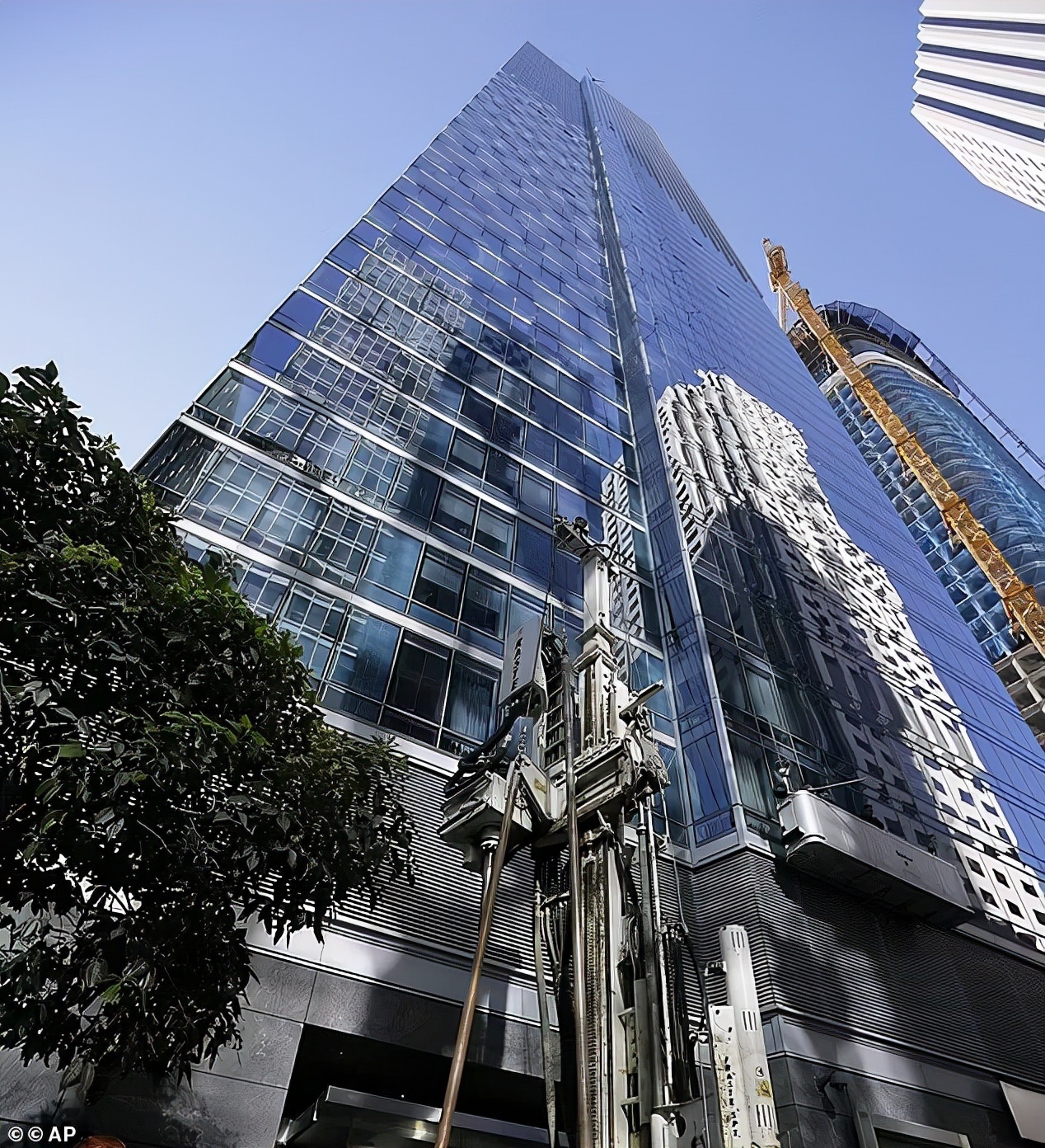 变斜塔|每年倾斜76毫米,旧金山第一高豪宅变斜塔!中国富豪千万豪宅噩梦