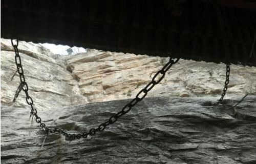  名字就|国内最神奇的悬空古建筑仅用9根铁链保持平衡，有人进入就会晃