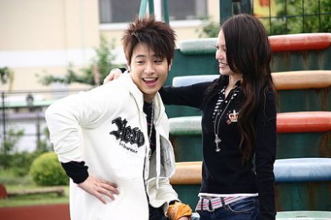 侯佩岑|與張韶涵同臺(tái)，潘瑋柏卻牽起了馮提莫的手，直言我媽媽欣賞不來(lái)她