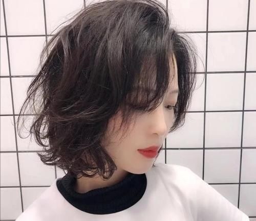 减龄 女人过了50岁,试试这几款干净利落的发型,时髦洋气又减龄