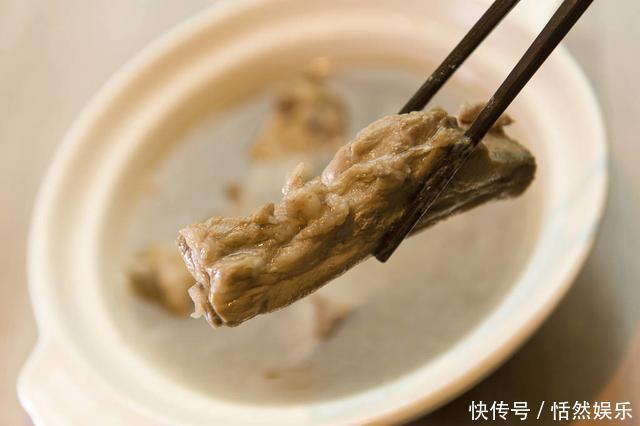 炖排骨,有人焯水,有人直接炖,都不对,大厨教你正确做法