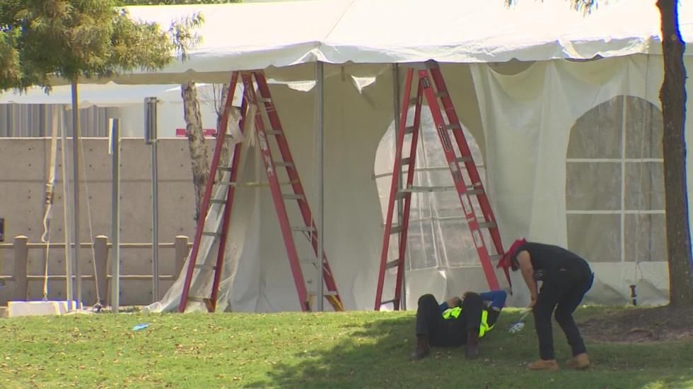 美国一医院|美国一医院搭帐篷收治新冠患者：ICU全满 病人仍不断涌入