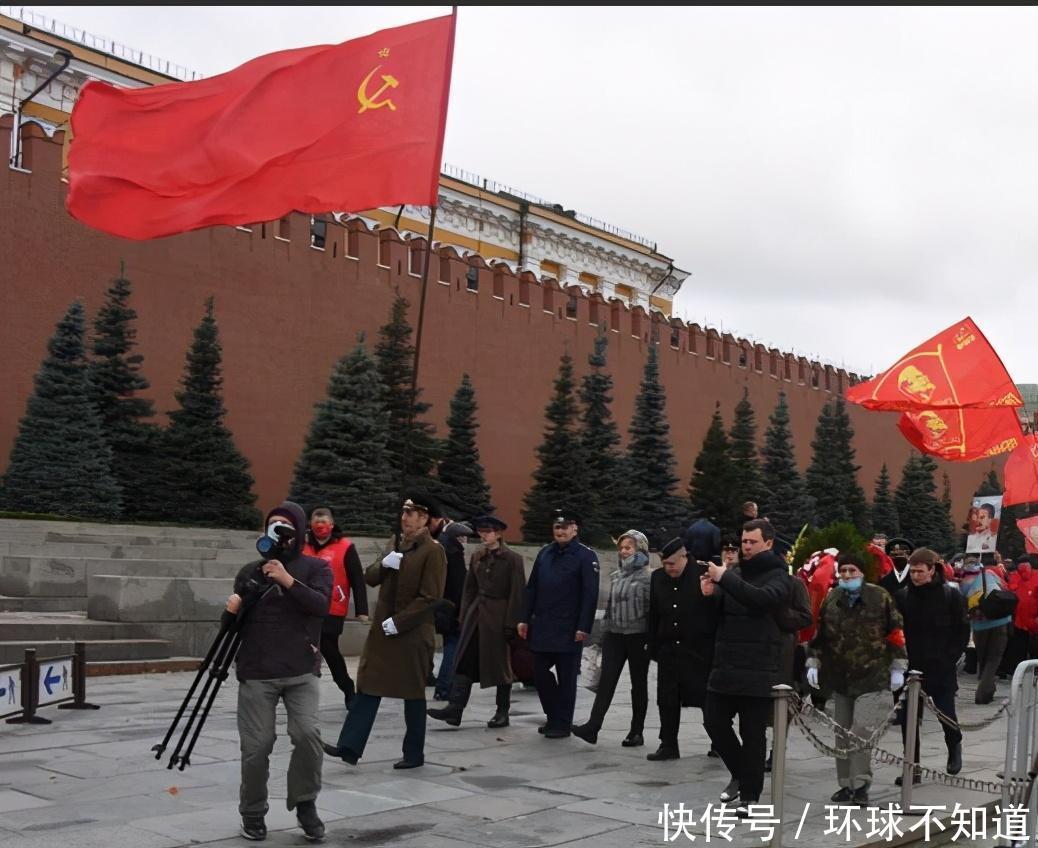 苏联|54%认同十月革命,久加诺夫献花,举苏联列宁旗庆革命103年