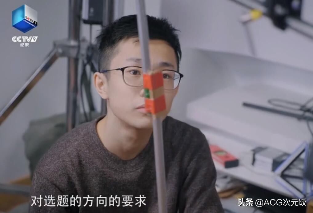 人民日报报道B站何同学，800万粉的UP主，也知道自己拖更严重