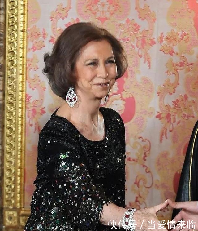 耳环 新年就是要红!王室红宝石珠宝看起来!