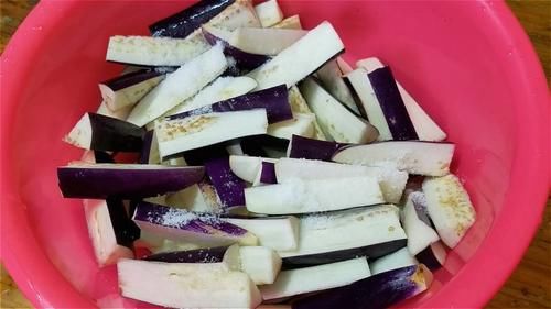 小米辣|夏天要常吃茄子,教你一个下饭做法,我家一周吃3回,实在太香了