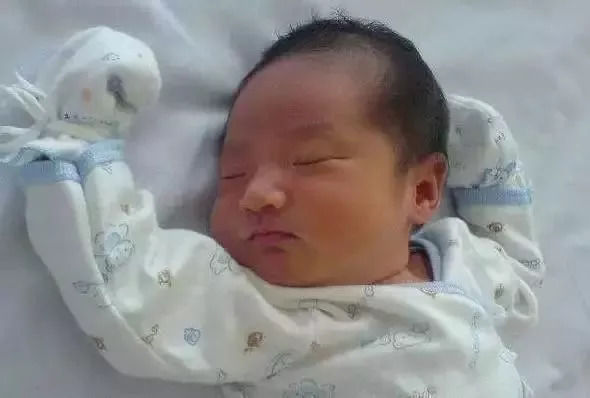 拳头|宝宝睡着后为什么会偷笑?新生儿有这几个小秘密,你都知道吗?