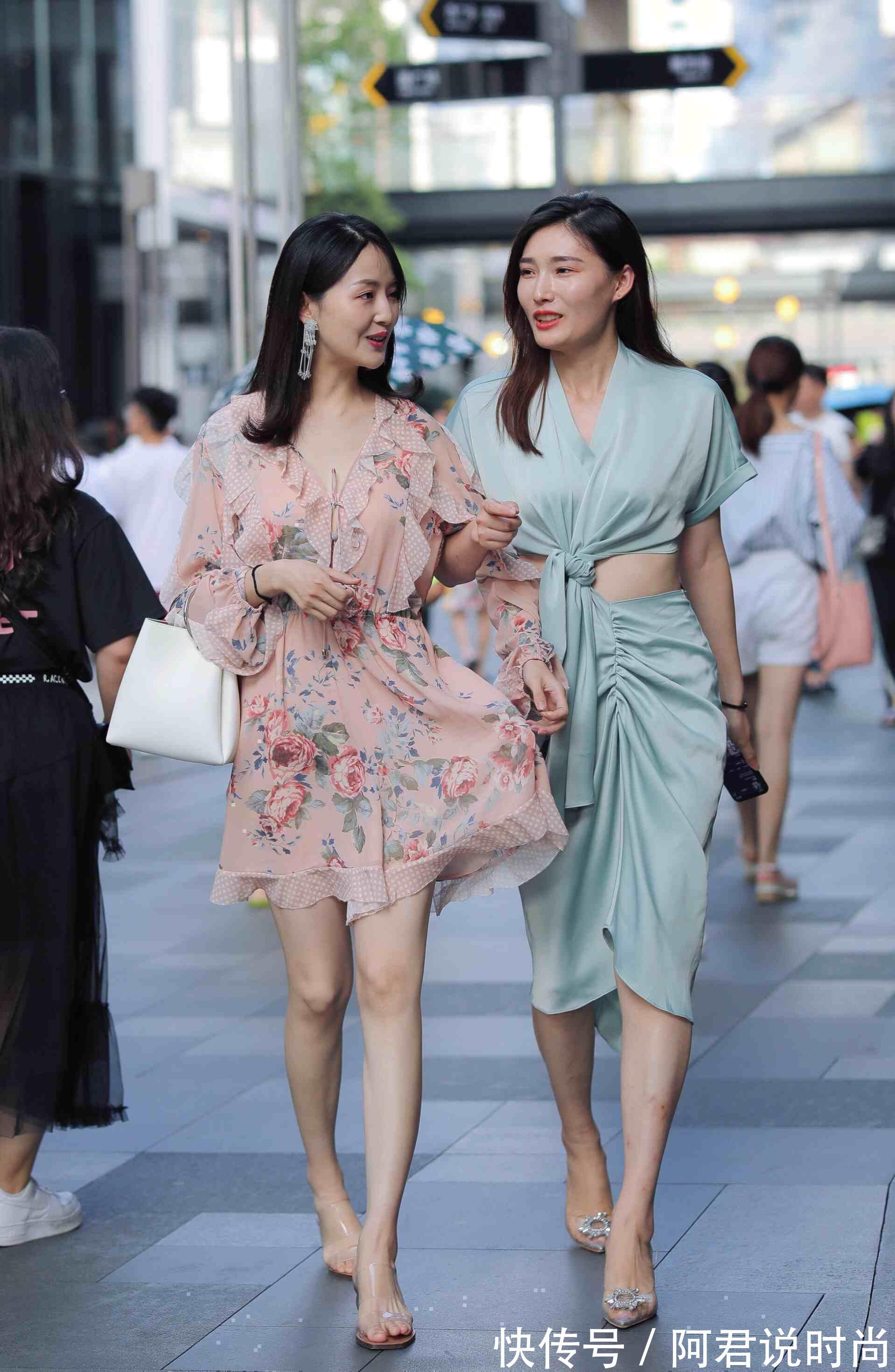 毛衣|时尚俏皮的连衣裙穿搭呈现时髦气息,展现英姿飒爽,气质不凡