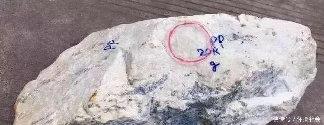 赌石|疯狂赌石,20万入手的木那翡翠原石,一刀切涨近千万