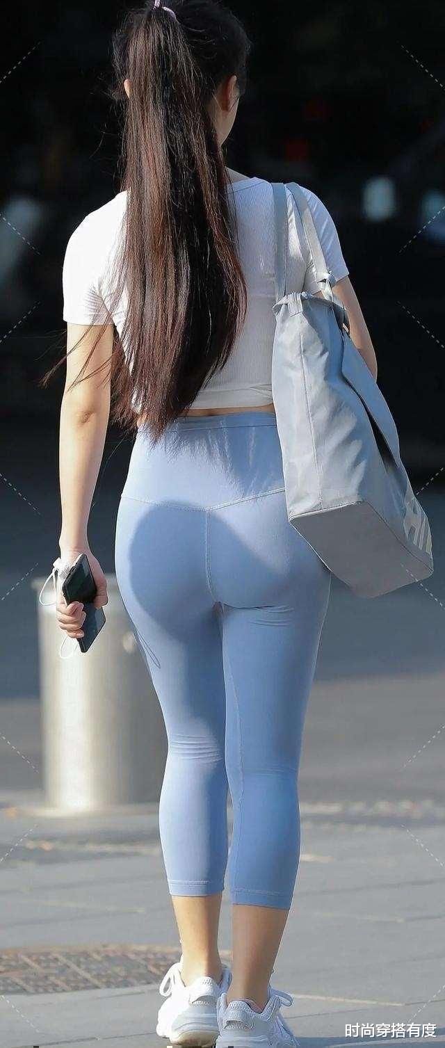 好看精致的打底裤穿出时尚感，露出美腿展现自身个性，时尚多姿