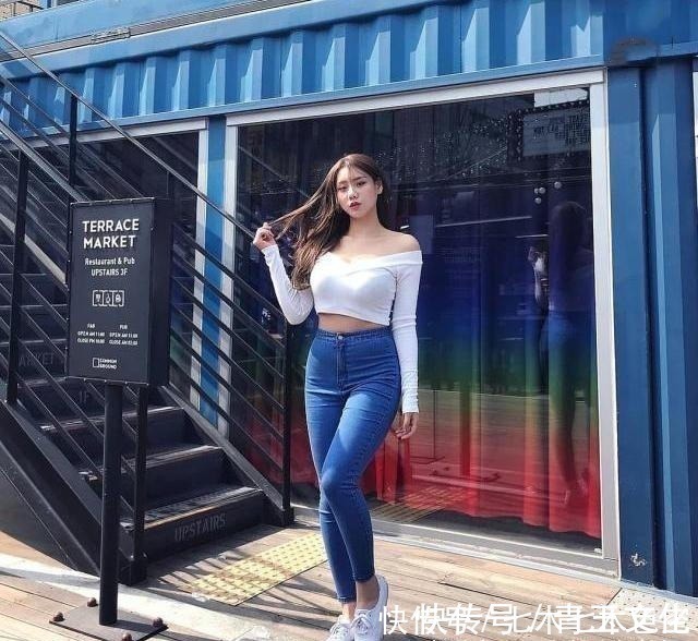 气质 穿紧身牛仔裤的小姐姐,散发出迷人香气,身材纤细气质妩媚