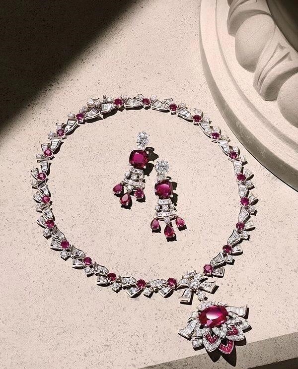 套链 奢华的珠宝套链比项链的做工更难,选石更苛刻,成为最耀眼的存在