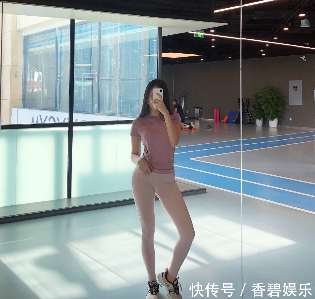 搭配 紧身打底裤小姐姐的搭配气质出众,穿着时尚舒适