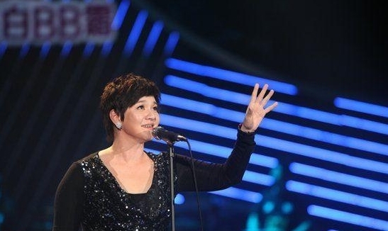 她自以为很红,当评委耍大牌让选手“滚”下台,如今成这模样