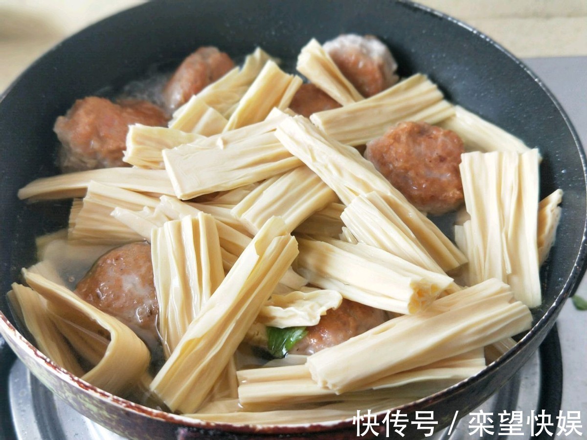 绞肉机|肉丸和腐竹一起焖煮,鲜美下饭,做法简单,豆香味浓郁,很好吃