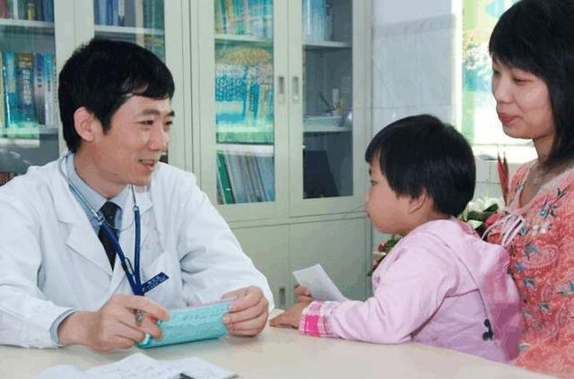 孩子|3岁孙女被鱼刺卡住嗓子,奶奶迅速的反应,被医生赞扬书没白读