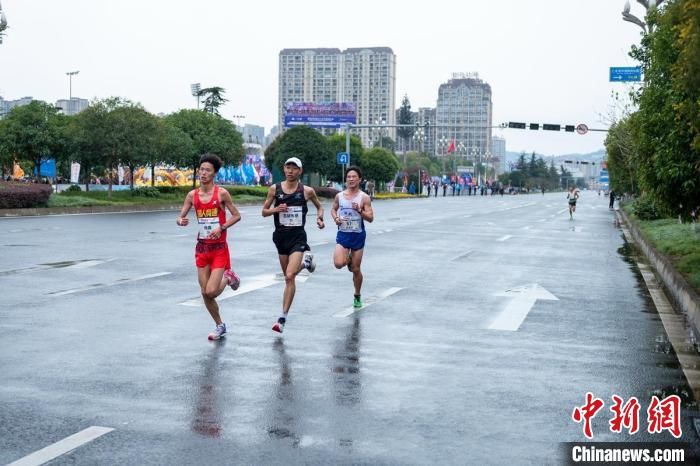 四川仁寿：上万跑友迎着春风奔跑