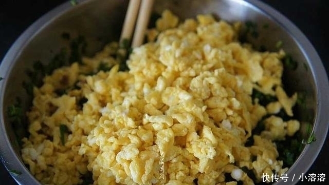 包韭菜馅饺子,直接拌馅就错了多加一步,韭菜更翠緑,还不出水