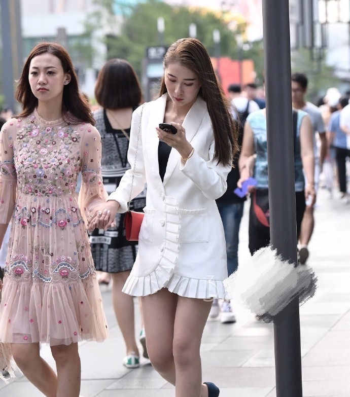 雨云 姑娘，穿裙就别穿运动鞋了，实在不行就穿双平底鞋呗