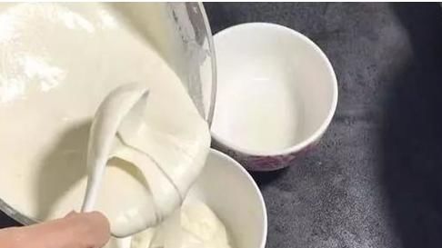 北方人最爱的糕点,搅一搅蒸一蒸,撒上葡萄干,比发糕好吃10倍