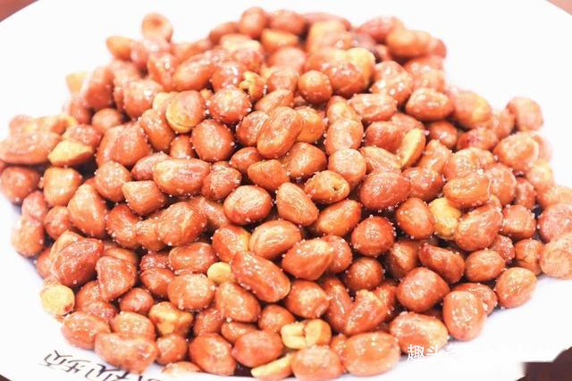炸好花生米、直接撒盐是错的!饭店常用这1招,花生香脆久放不潮