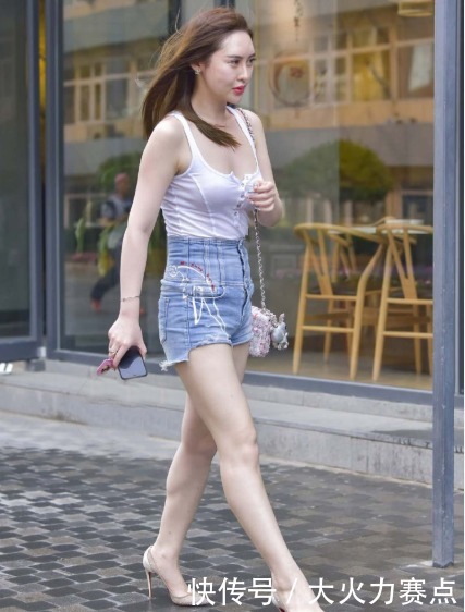 背心|白色吊带背心搭配高腰牛仔短裤,简单时髦,清新优雅