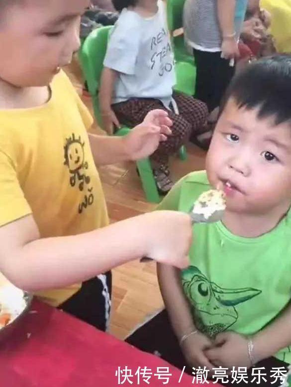 老大|外甥舅舅同上幼儿园,舅舅待遇太好,“小手一端”等着外甥喂饭