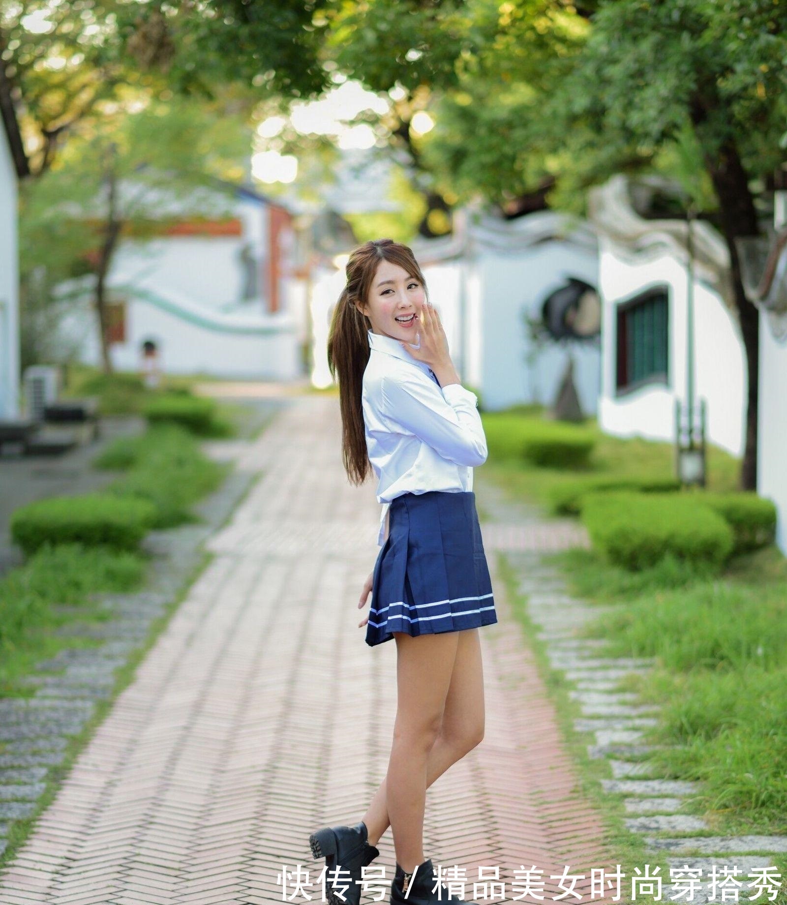 范儿|白衬衫搭配蓝色太阳伞裙，穿出摩登女神范儿