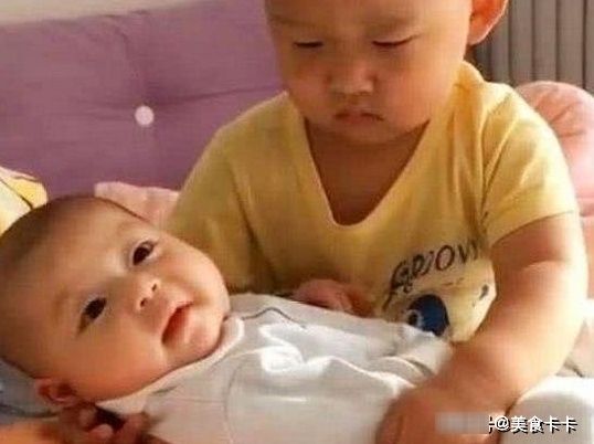 睡觉|3岁哥哥哄弟弟睡觉，结果哥哥先睡着了，让人哭笑不得