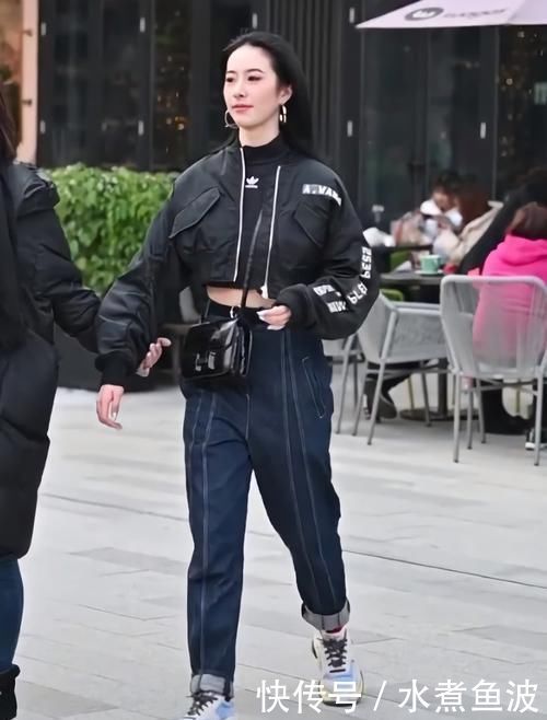 时尚|街拍美女黑衣蓝裤的小姐姐好帅气,抬脚就被“猫印鞋”抢镜了