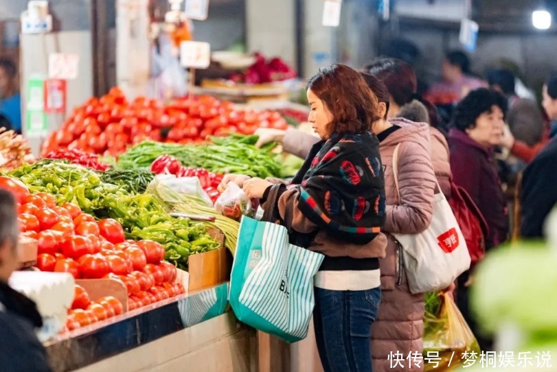  摊贩|老人常说“早不买猪肉，晚不买豆腐”，摊贩老板道出原因，很真实