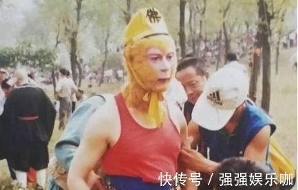 珍贵老照片@西游记珍贵老照片孙悟空玩扇子,如来穿军装,第5张反差最大!