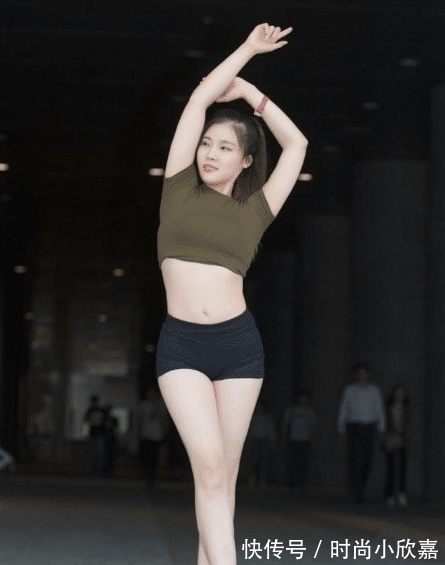 短款裤 深绿色属于搭配黑色短款裤,时尚大气,简洁干练