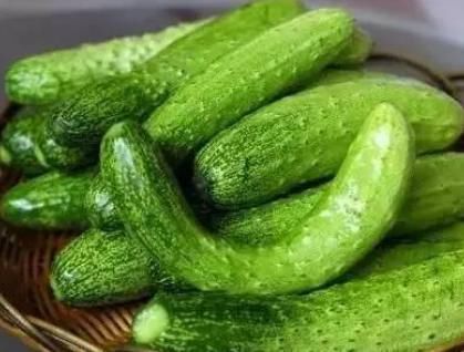 买黄瓜时,直的好还是弯的好?教你3个小技巧,黄瓜鲜嫩又好吃!