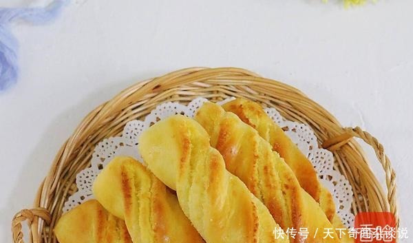 柔软到怀疑人生!一次成功的椰蓉奶棒面包,学会了不用去面包店买